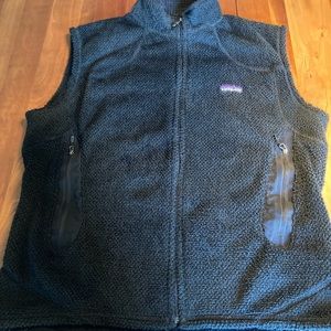 Men’s black patagonia fleece vest, size L